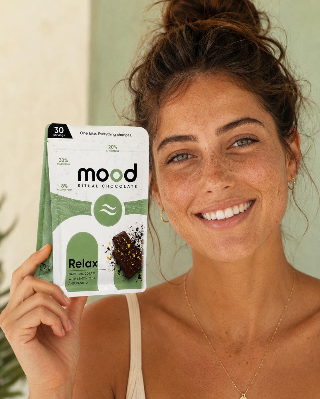 אישה מחזיקה מארז mood RELAX